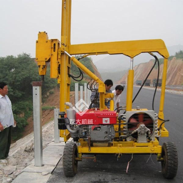 四轮公路护栏打桩机